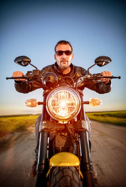 Biker auf einem Motorrad — Stockfoto