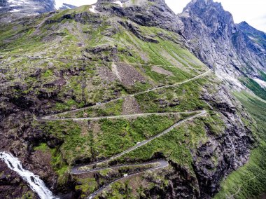 Troll yolu Trollstigen ya da Trollstigveien dolambaçlı dağ yolu