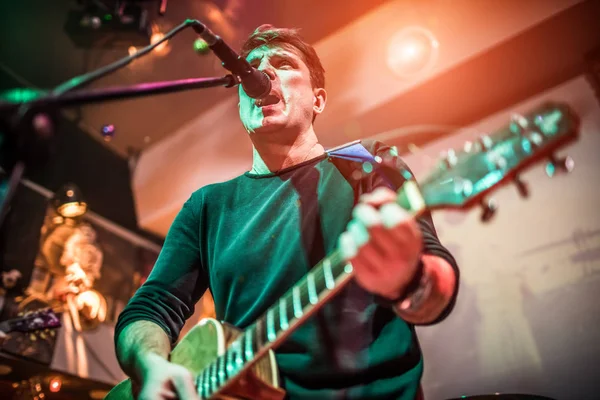 Band spielt auf der Bühne — Stockfoto