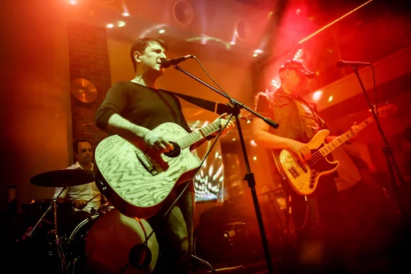 La banda actúa en el escenario — Foto de Stock