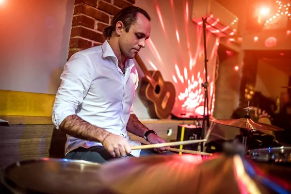 Baterista tocando no tambor definido no palco . — Fotografia de Stock