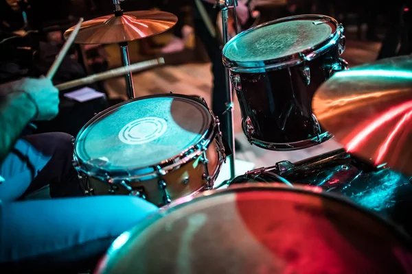 Drummer spelen op de drum instellen op het podium. — Stockfoto