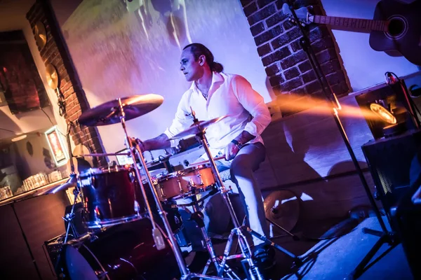 Baterista tocando no tambor definido no palco . — Fotografia de Stock