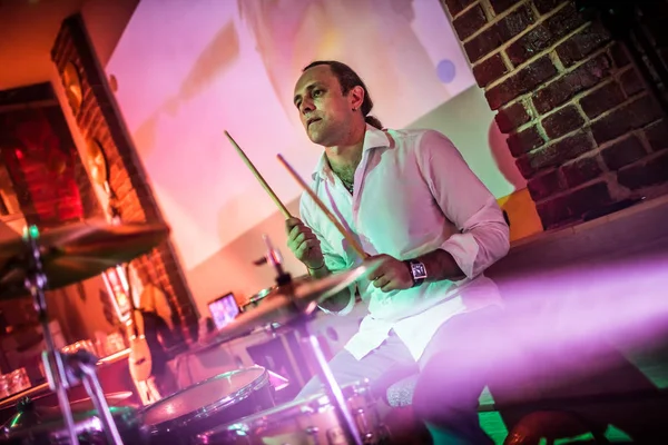 Baterista tocando no tambor definido no palco . — Fotografia de Stock