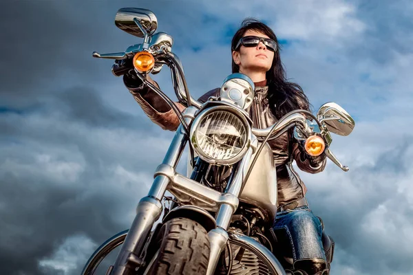 Motocyklistka dziewczyna na motocyklu — Zdjęcie stockowe