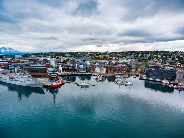 Вид на пристань для яхт в Тромсе, півночі Норвеґії — стокове фото