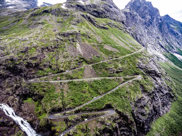 Sentier du Troll Trollstigen ou Trollstigveien route de montagne sinueuse — Photo