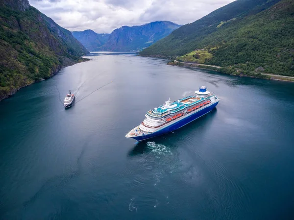 ノルウェー、ソグネフィヨルドまたはソグネフィヨルドのクルーズ船、クルーズライナー — ストック写真