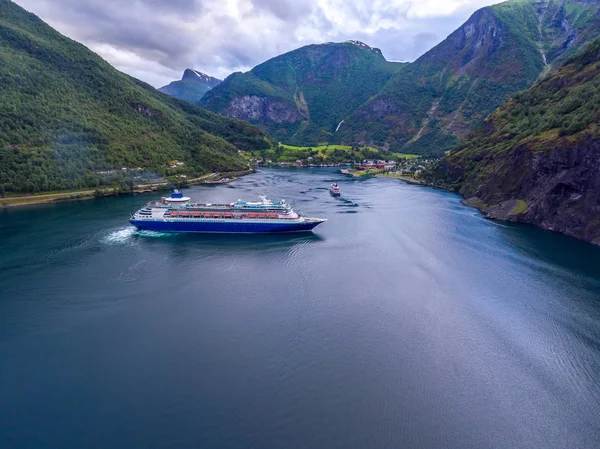 Crucero, cruceros en Sognefjord o Sognefjorden, Noruega — Foto de Stock