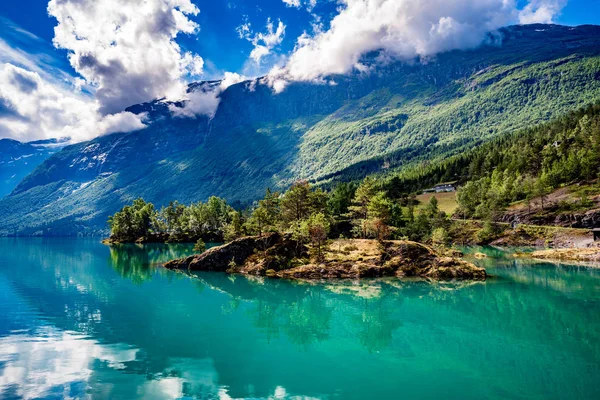 Lovatnet озеро красива природа Норвегії. — стокове фото