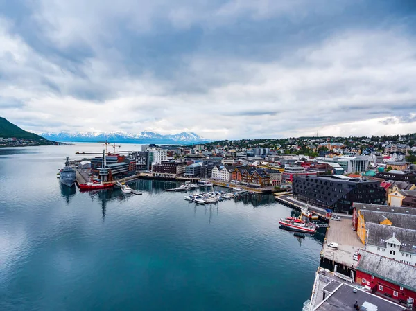 Vista de uma marina em Tromso, Norte da Noruega — Fotografia de Stock