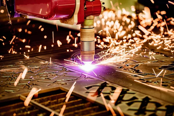 CNC laserové plazmové řezání kovů, moderní průmyslová technika. — Stock fotografie