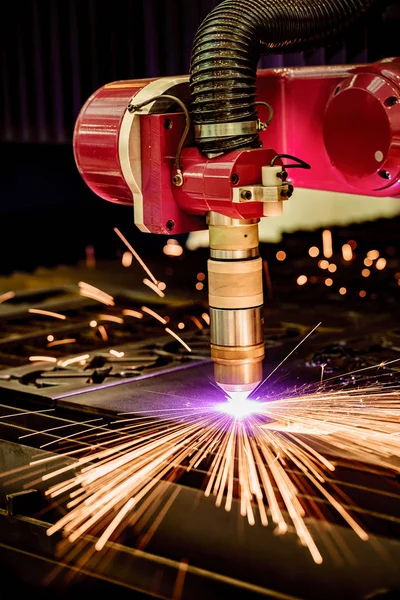 CNC corte por plasma láser de metal, tecnología industrial moderna . — Foto de Stock