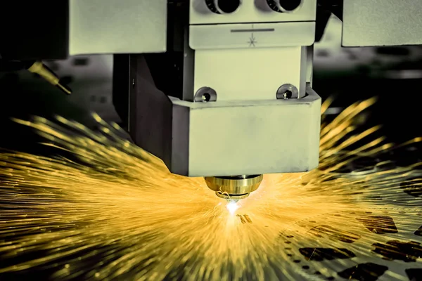 CNC laserové řezání kovu, moderní průmyslová technika. . — Stock fotografie