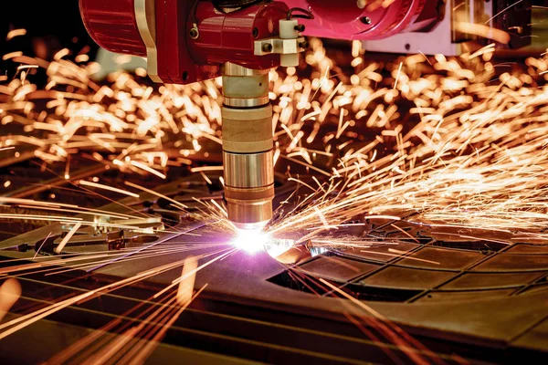 CNC Лазерна плазмова обробка металу, сучасна промислова технологія. — стокове фото