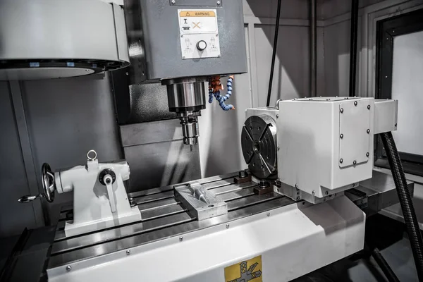 Metallverarbeitende CNC-Fräsmaschine. — Stockfoto