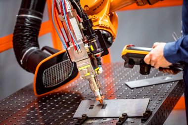 Fiber lazer robot uzak kesme sistemi