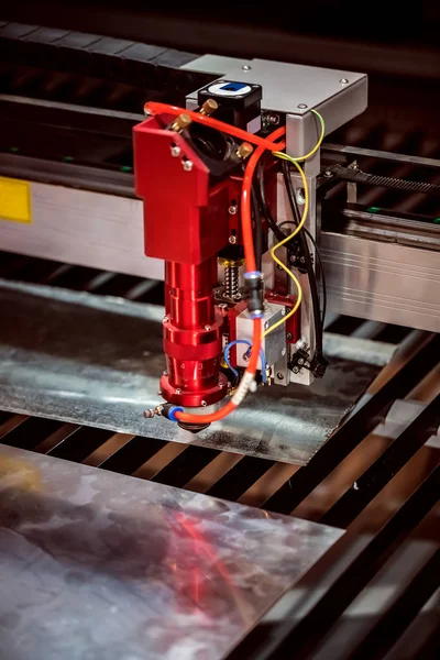 CNC laserové řezání kovu, moderní průmyslová technika. — Stock fotografie