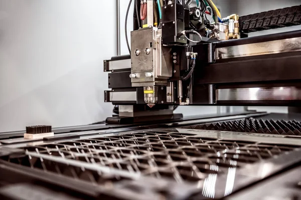 CNC Lasersnijden van metaal, moderne industriële technologie. — Stockfoto