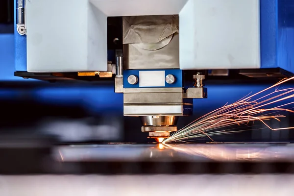 Corte a laser CNC de metal, tecnologia industrial moderna. — Fotografia de Stock