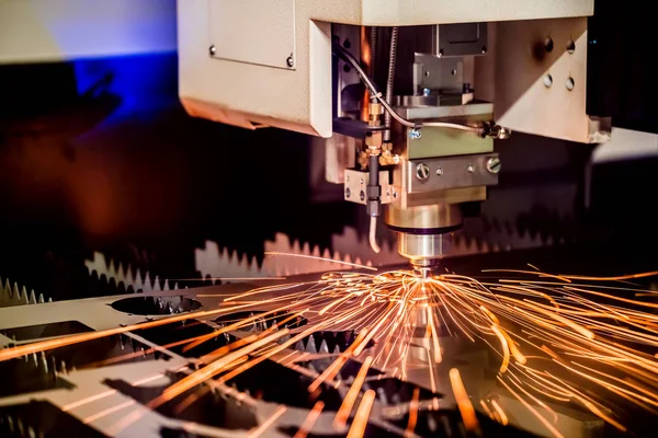 CNC金属激光切割，现代工业技术. — 图库照片