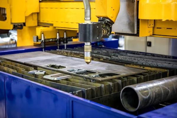 CNC Laser corte a plasma de metal, tecnologia industrial moderna . — Fotografia de Stock