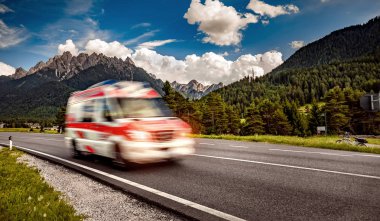 Ambulans van otoyol atılıyor