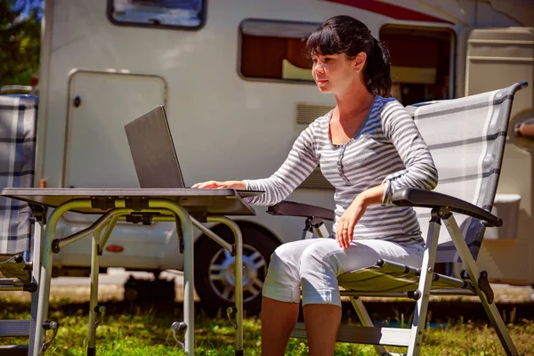 Familienurlaub, Urlaubsreise im Wohnmobil — Stockfoto