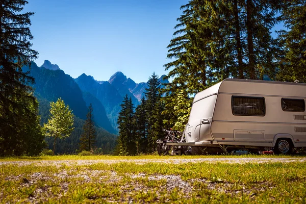 Familie vakantie reizen, vakantiereis in camper — Stockfoto