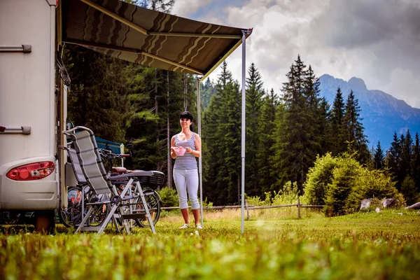 Familie vakantie reizen, vakantiereis in camper — Stockfoto