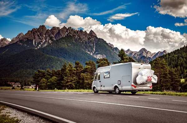 Familienurlaub, Urlaubsreise im Wohnmobil — Stockfoto