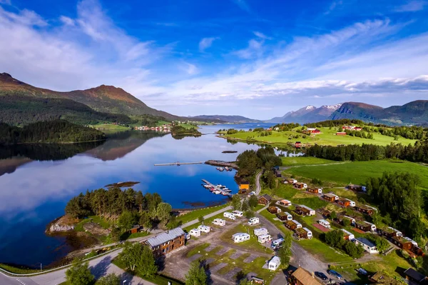 Hermosa naturaleza norway vista aérea del camping para relajarse . —  Fotos de Stock