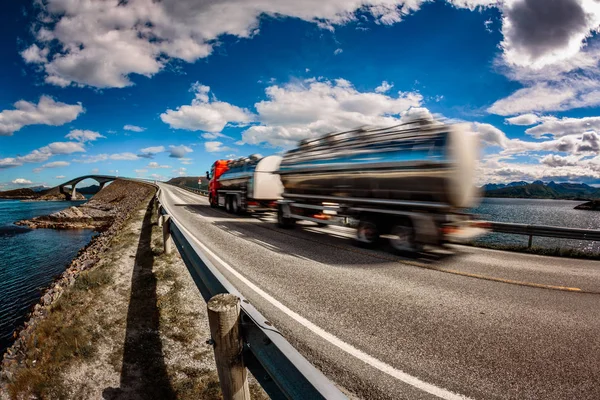 バック グラウンド大西洋 R で高速道路ダウン トラック突入 — ストック写真