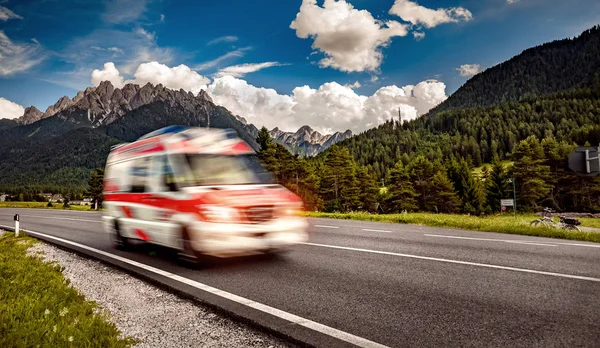 A carrinha de ambulância corre pela auto-estrada — Fotografia de Stock
