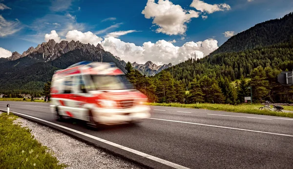 La furgoneta de ambulancia corre por la carretera — Foto de Stock