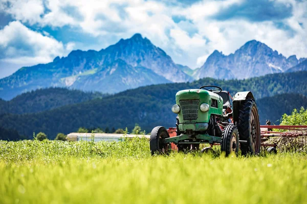 Antiguo tractor en los prados alpinos —  Fotos de Stock