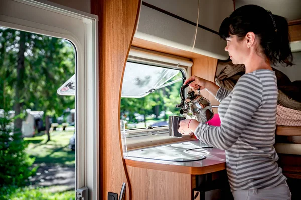 Mujer cocinando en autocaravana, autocaravana interior —  Fotos de Stock