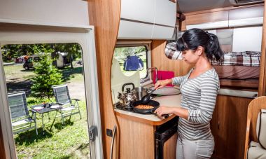 Camper, kamyonet ve karavan iç pişirme kadın