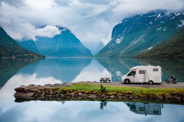 Aile tatil seyahat, kamyonet ve karavan tatil gezisi