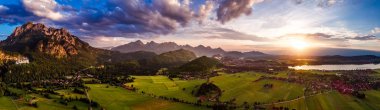 Panorama hava günbatımı Forggensee ve Schwangau, Almanya, 