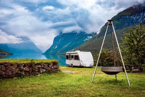 Familie vakantie reizen, vakantiereis in camper — Stockfoto