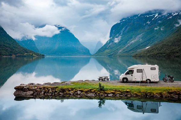 Vacanza in famiglia, viaggio in camper — Foto Stock