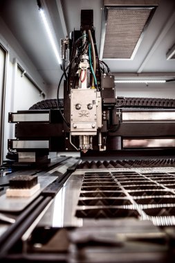 CNC lazer kesimi metal, modern endüstriyel teknoloji.
