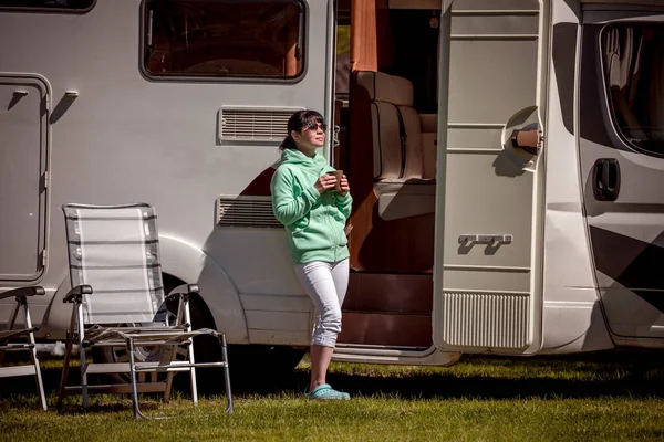 Kadın bir kupa kahve karavan yakınındaki ile ayakta. — Stok fotoğraf