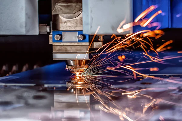 CNC Corte por láser de metal, tecnología industrial moderna. — Foto de Stock