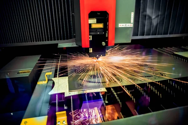 CNC Taglio laser di metallo, moderna tecnologia industriale. — Foto Stock