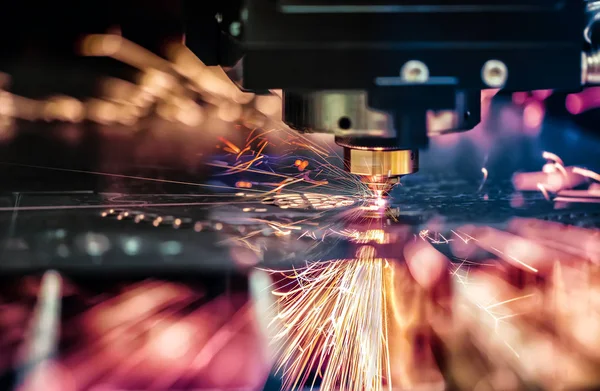 CNC Corte por láser de metal, tecnología industrial moderna. — Foto de Stock