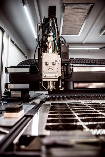 CNC laserskärning av metall, modern industriteknik. — Stockfoto