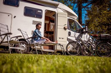 Karavan doğada yakınındaki istirahat kadın. Aile tatil seyahat,