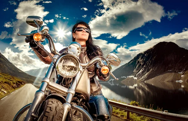 Cyklist flicka på en motorcykel — Stockfoto